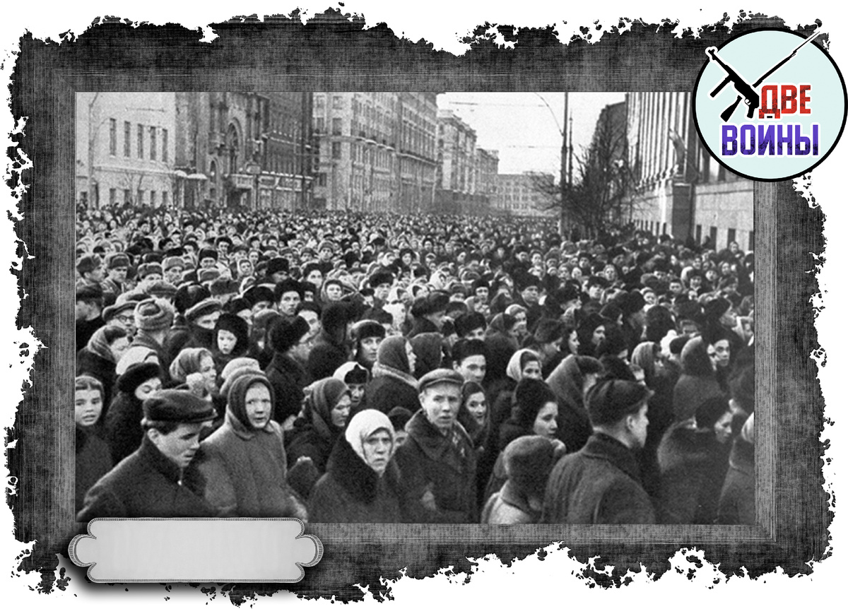 Можно много говорить о культе личности, но эта фотография говорит сама за себя. Фото в свободном доступе.