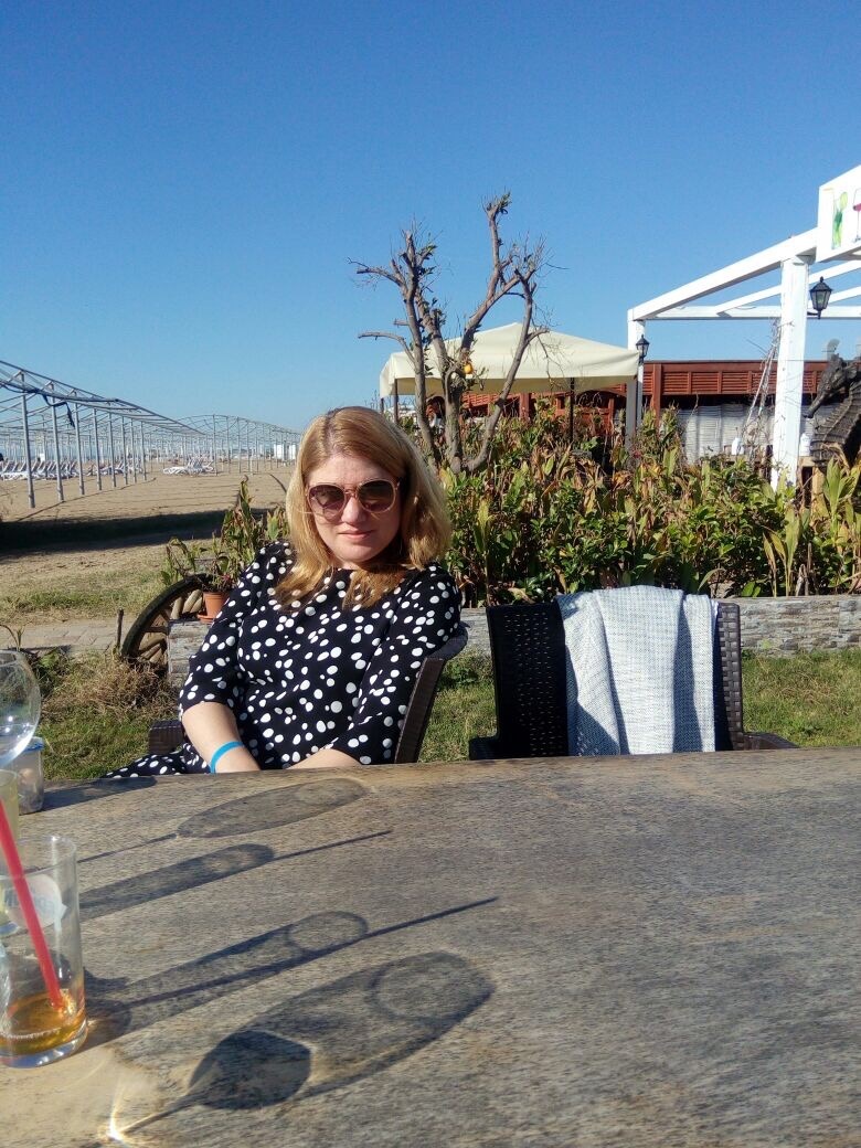 Автор канала на берегу моря