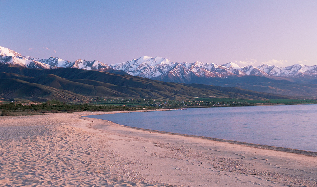 Иссык-Куль располагается в горах Кыргызстана на высоте 1609 метров над уровнем моря.Фото: Robert Harding Video / Shutterstock.com