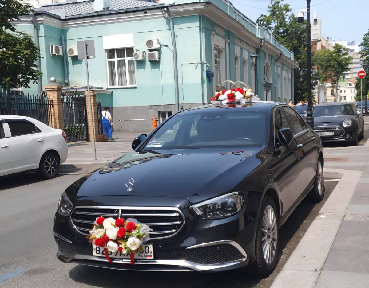 Мерседес Е213 на свадьбу с кольцами на крыше и букетом