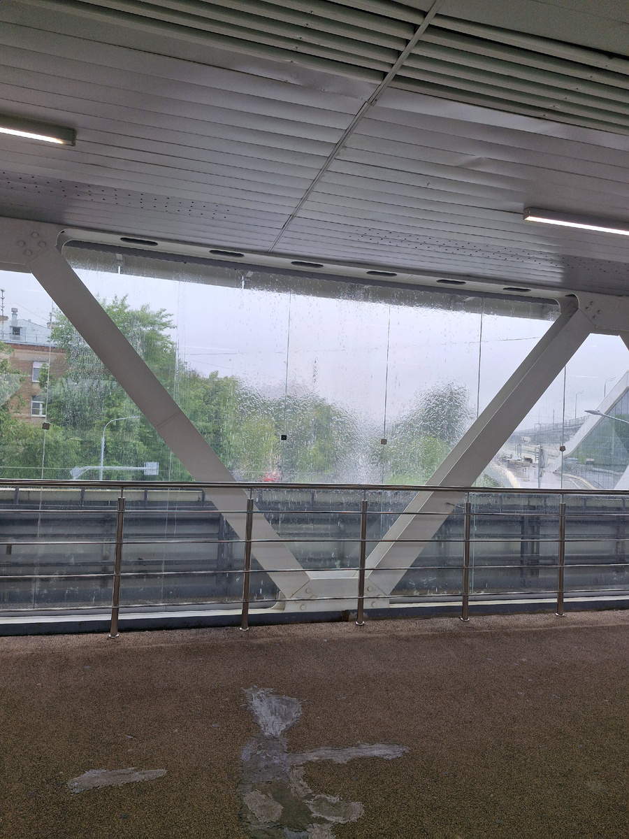 Станция метро Окружная, водопад по стеклу.            