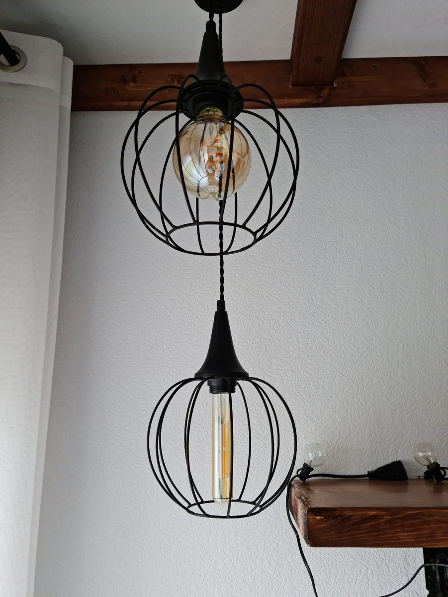 Аккуратные подвесные каркасные светильники 