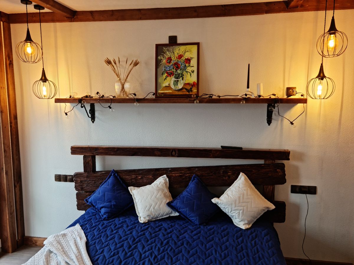 Эти плафоны мы не делали своими руками, но они тонко вписались в атмосферу нашей спальни