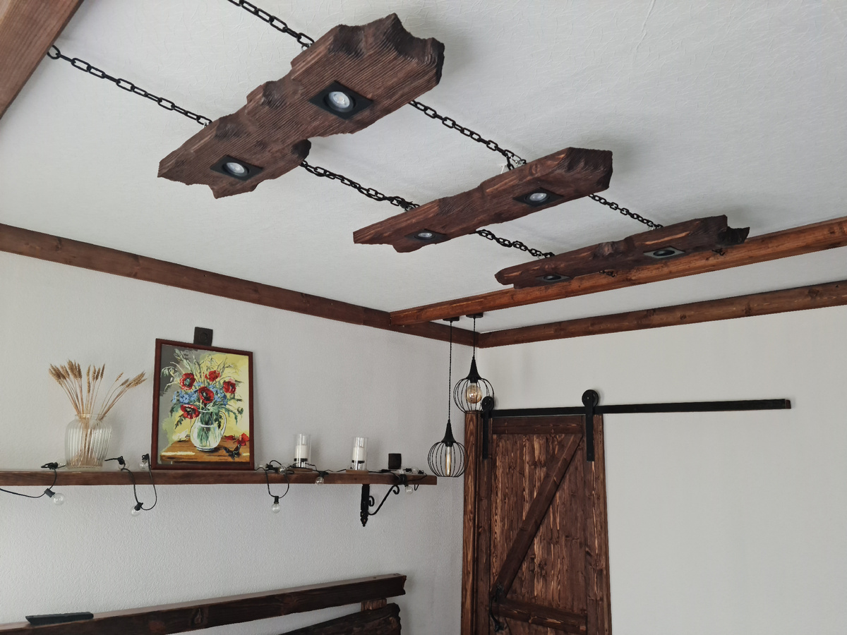 Наш Горыныч парит над кроватью)