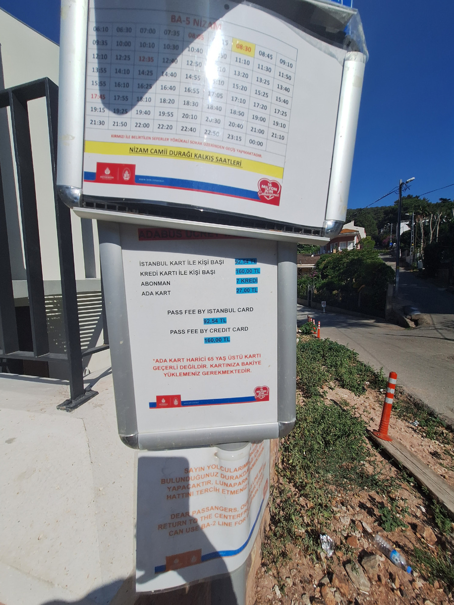 Расписание движения автобуса на остановке