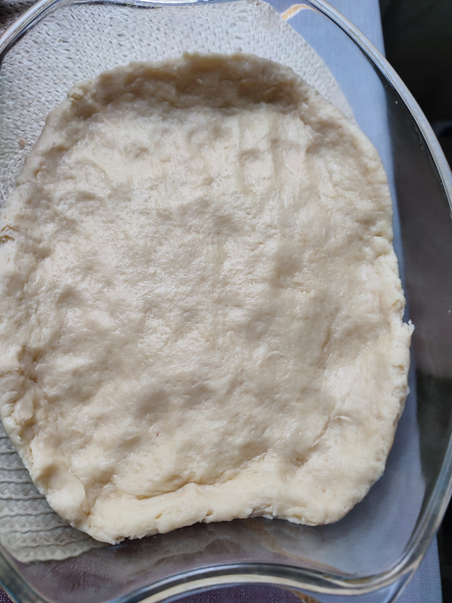 Песочное тесто равномерно распределяет, формируем бортики