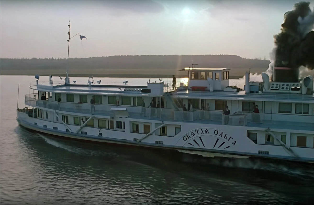 Колёсный пароход "Достоевский" в роли парохода "Святая Ольга". Кадр из фильма "Жестокий романс"