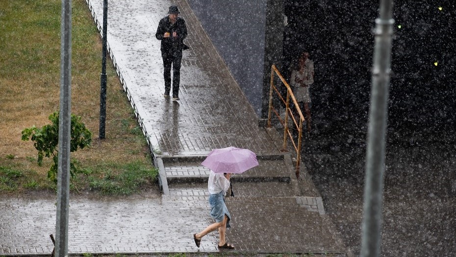    Петербуржцы во время сильного ливня Автор фото: Сергей Ермохин / "Деловой Петербург"