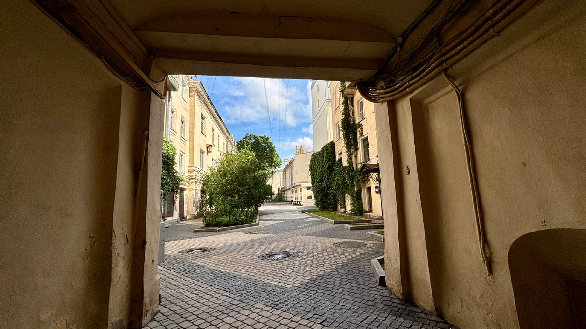 Двор-колодец..., но совсем не Достоевского