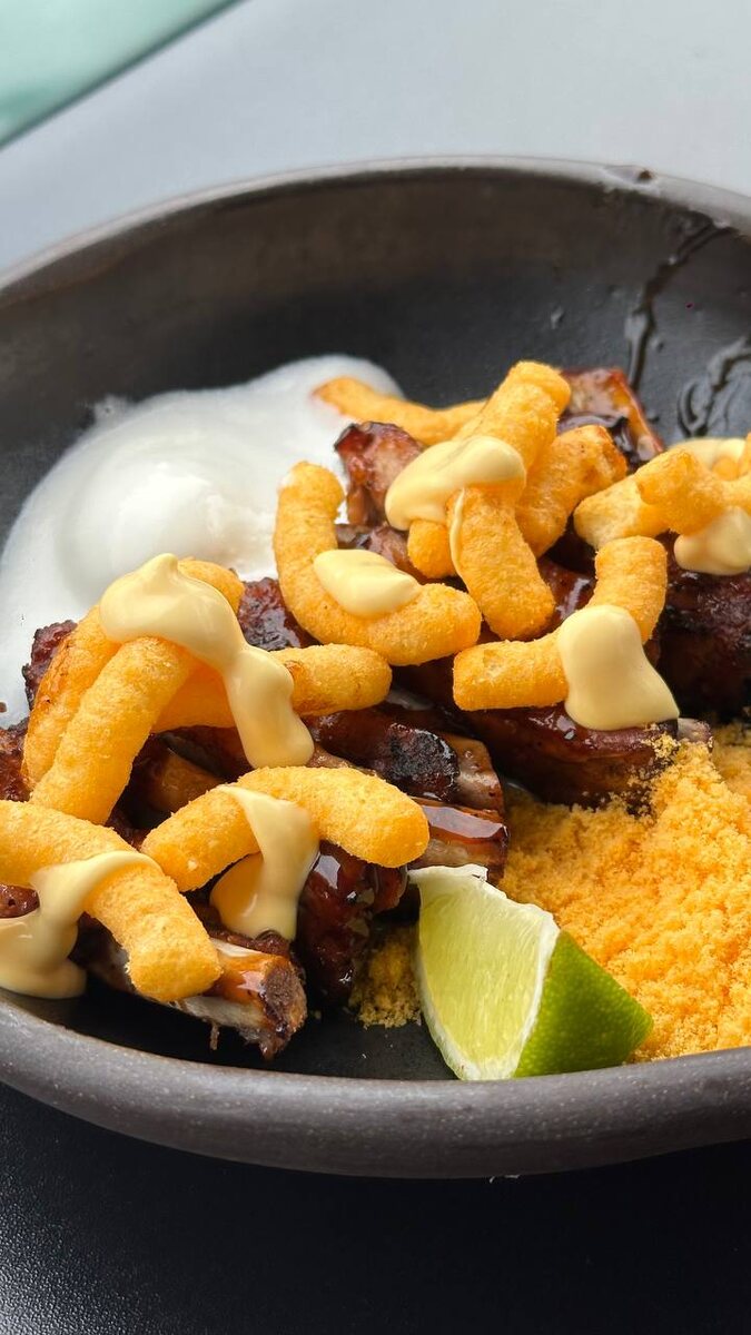 Свиные ребра с Cheetos и ванильным мороженым