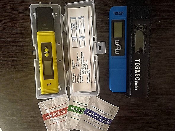 В комплекте два прибора - рН-метр с буферными смесями и солемер