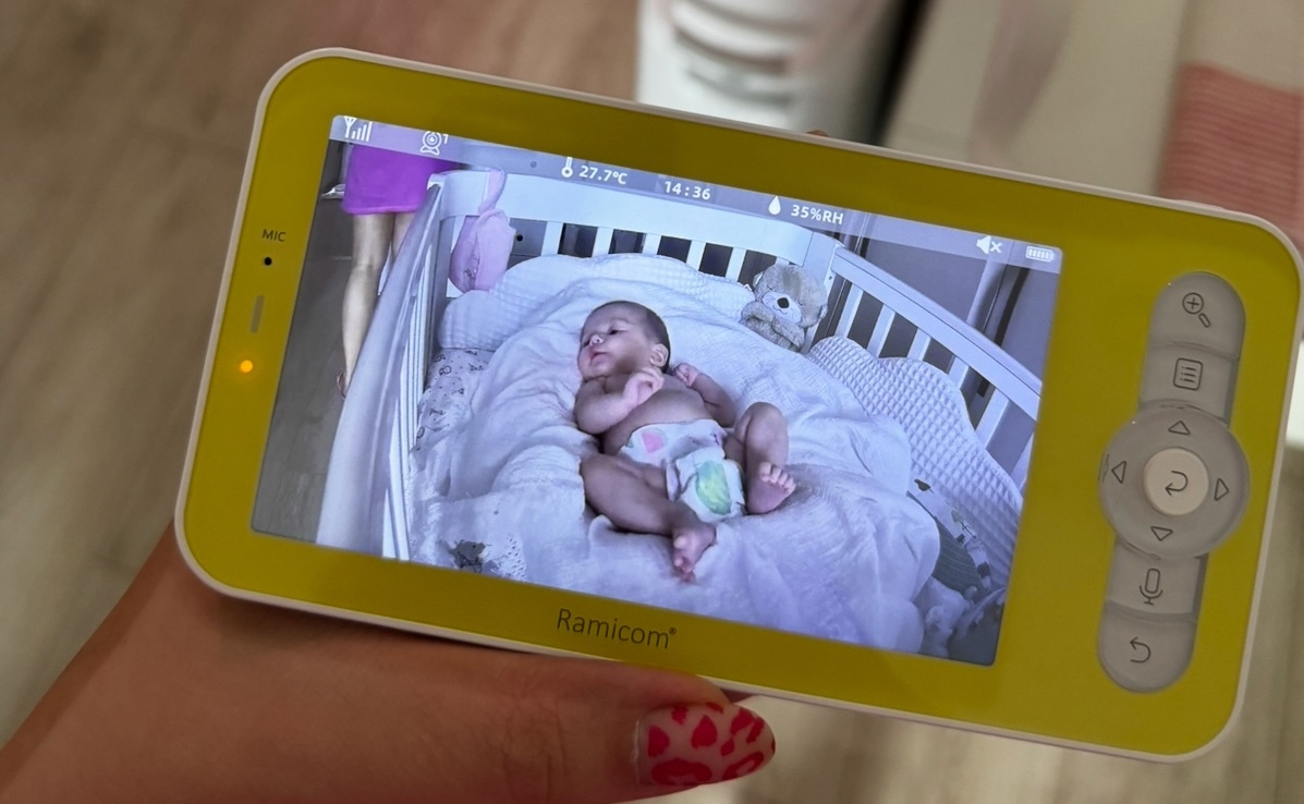 Жёлтый огонёк - стабильная связь с камерой, над ним индикатор - для зарядки. При потере связи с камерой дисплей об этом уведомляет и пищит.