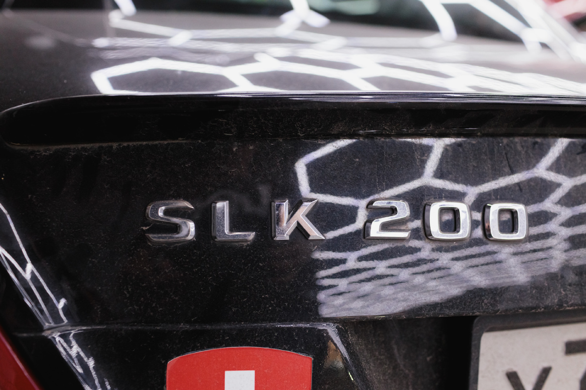 Источник фото: https://custom-heroes.ru/raboty/vid-uslugi/avtosvet/nashi-raboty/mercedes-benz-slk-r171-vosstanovlenie-far-kultovogo-rodstera/