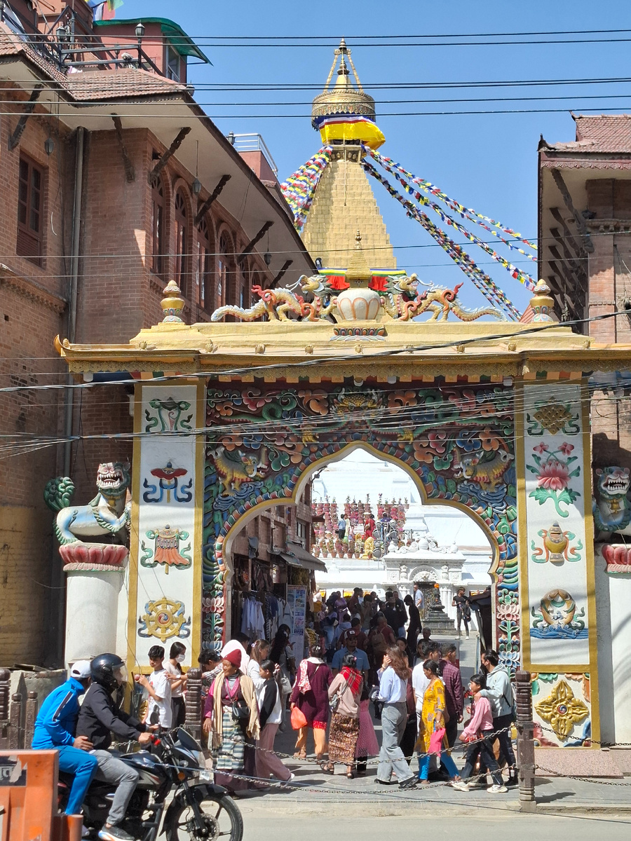 Центральный вход с кассой. Ступу ежегодно посещают миллионы людей. Фото автора.