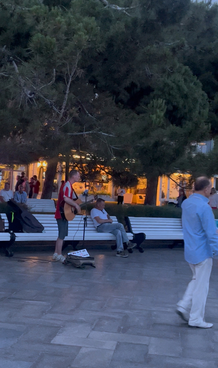 Музыкантов на набережной много 