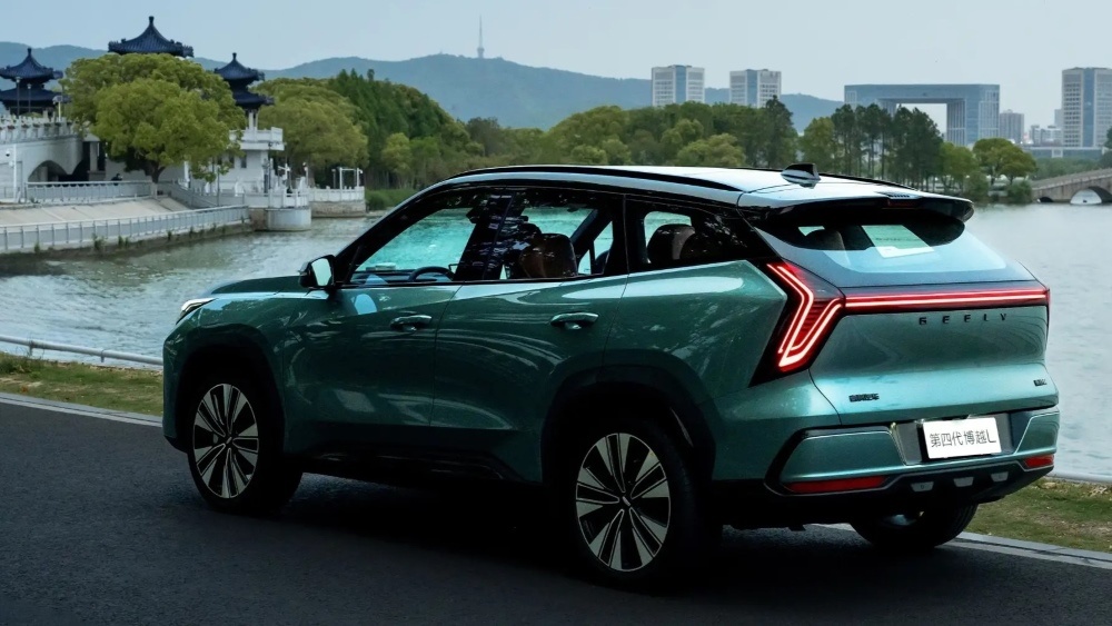 На фото: четвёртое поколение кроссовера Geely Atlas 