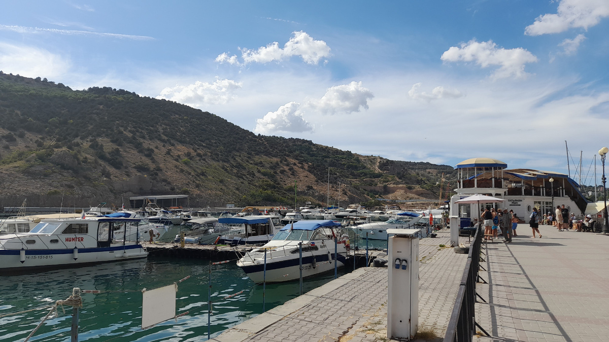 Балаклава. Вот там, под скалой, спрятан бывший секретный военны объект, ныне музей подводных лодок