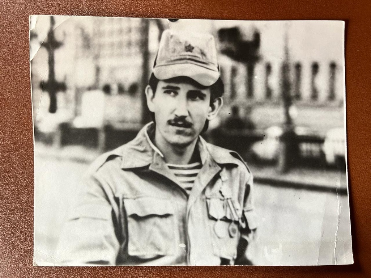Рядовой ВДВ Виктор Емолкин в Ленинграде после демобилизации.