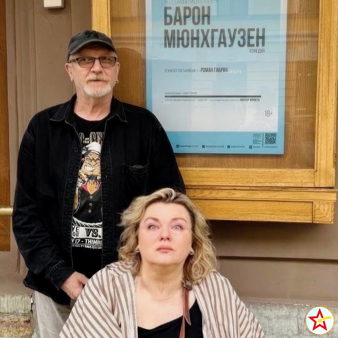 На фото: Виктор Бычков с супругой Полиной на фоне той самой афиши, куда они не смогли попасть