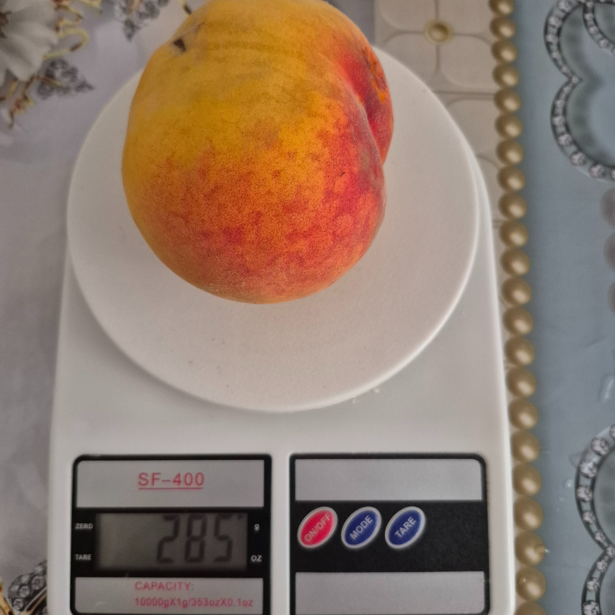 Взвесила персик, почти 300гр один.
