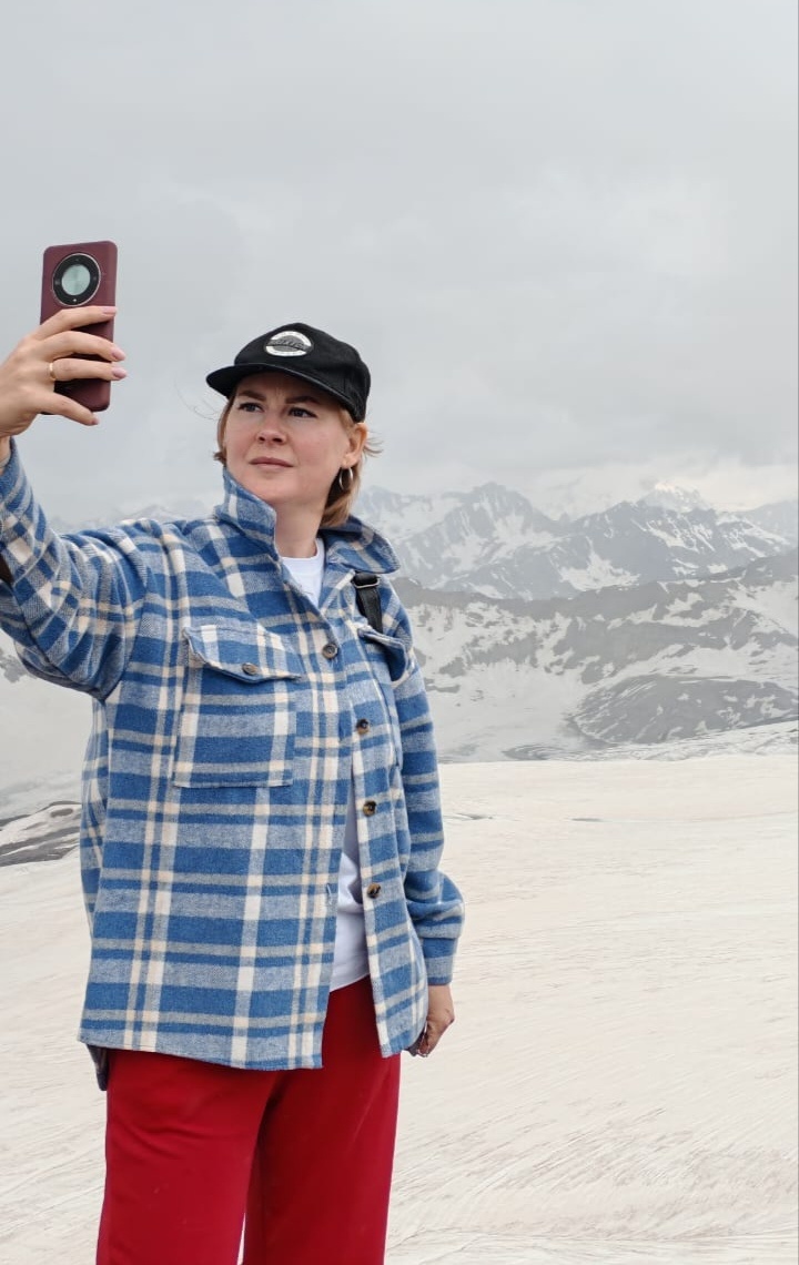 Эльбрус, высота 3847 метров. Довольно прохладно). 