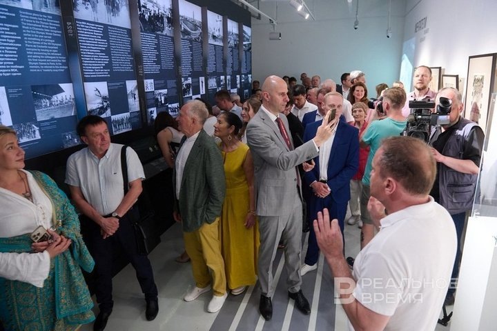    На церемонии открытия выставки спортивных раритетов Владимира Потанина. Реальное время / realnoevremya.ru