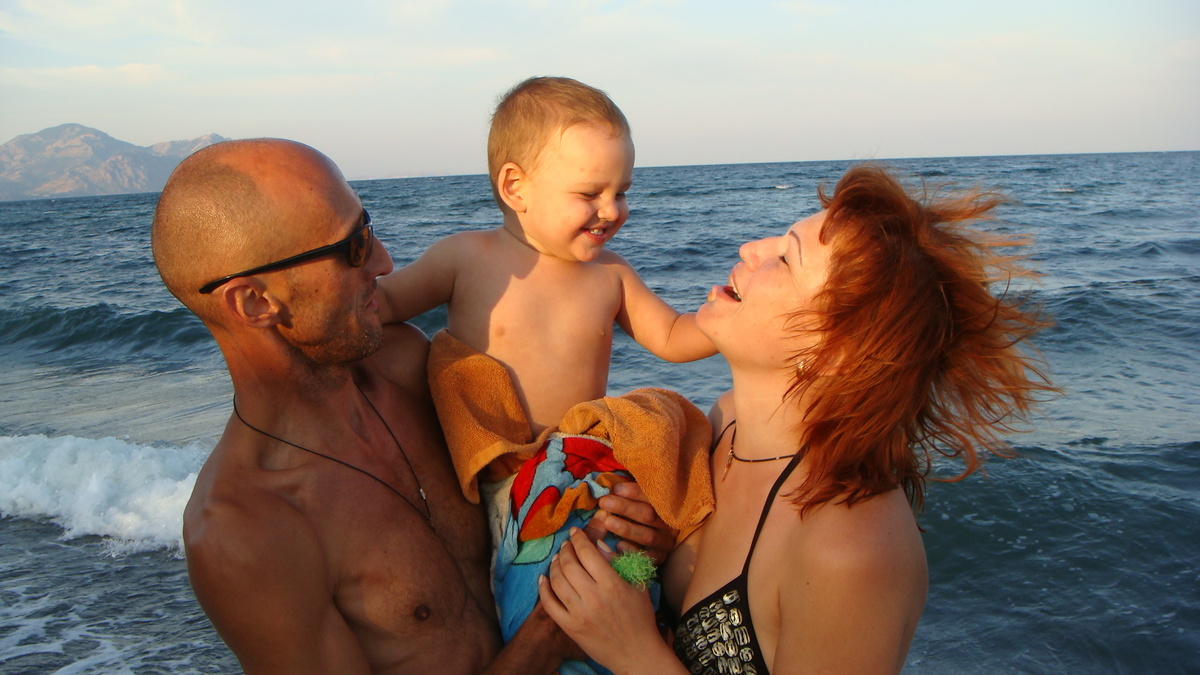 Крым пляж с. Солнечная долина 2011 год. Счастлив ребенок - счастливы родители