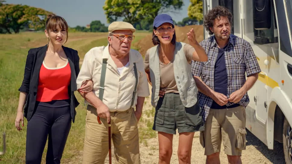 Профессор Канистраччи (Нино Фрассика, второй слева) отправляется в Париж, не покидая родной Тосканы.📷Фото: «ПилотКино»