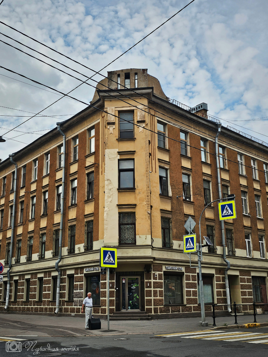 С виду этот дом красивый, но довольно скромный. Фото: Парадная гостья