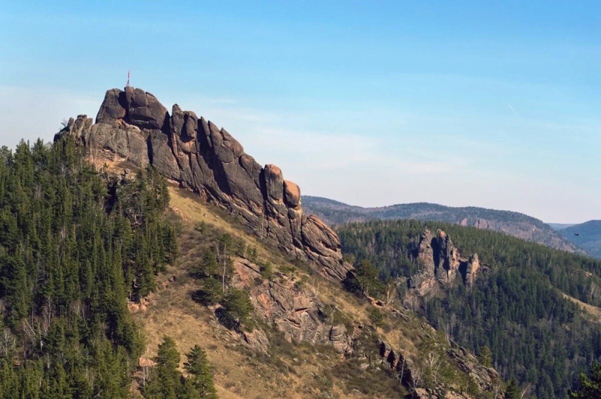    В национальный парк «Красноярские столбы» приезжают посмотреть на сиенитовые скалы — уникальные скальные останцы, в некоторых из которых проглядывают очертания людей, животных и мифологических существ.