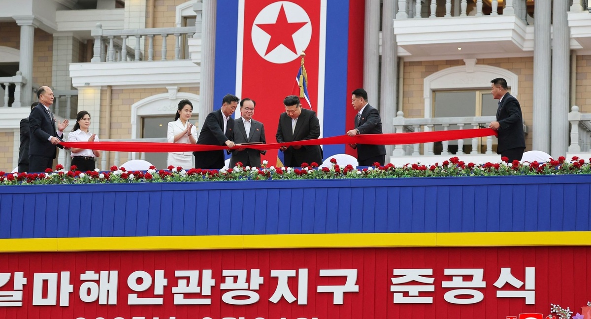 Ким Чен Ын на церемонии открытия курорта "Вонсан-Кальма" в КНДР.