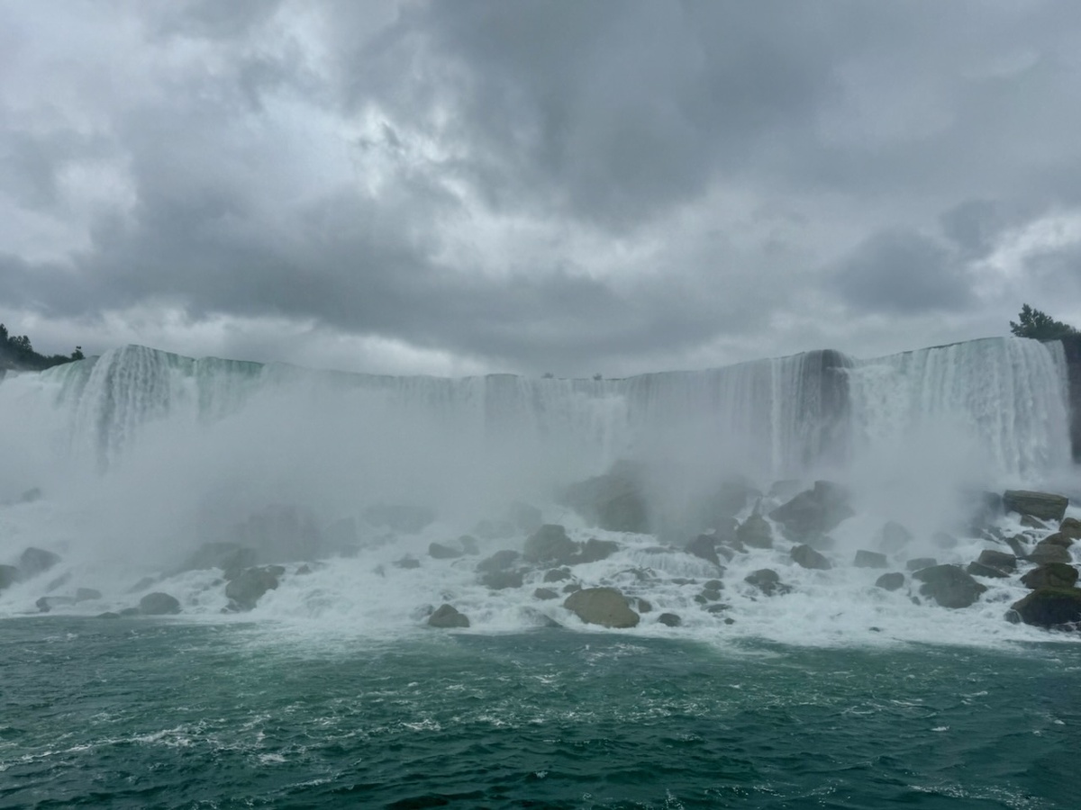 А вот этот водопад, друзья, знаменит тем, что он не просто падает, а делает это очень стильно! Он как будто позирует для фотографов. /Подслушано в Интеренете/😂