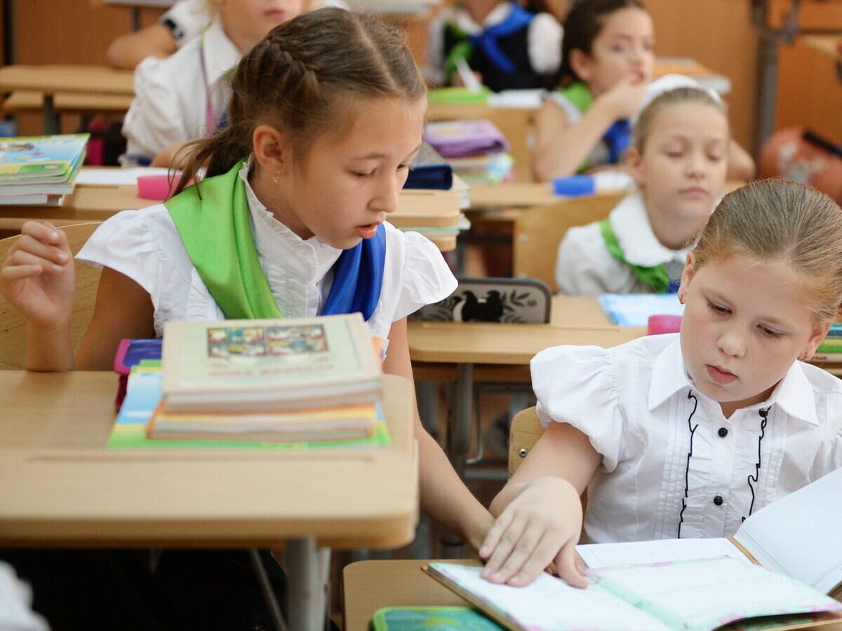    Ученицы одной из школ© РИА Новости / Михаил Мокрушин