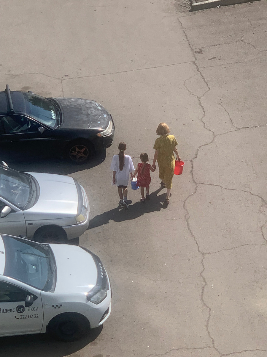 21 век на дворе, а городские пошли по воду на колонку