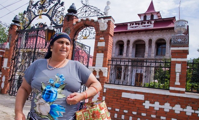 "Э, какой это дворец? Так, сараюшечка". Из бесплатных источников.