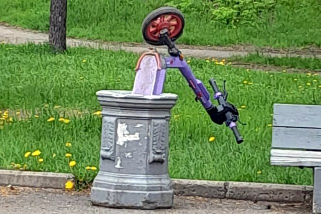 Памятник парнокоолёсному непотребству в центре Хабаровска. Фото автора