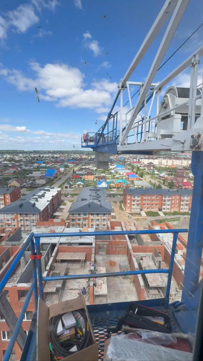 Недавно наша команда ТОО АСЭП завершила интересный проект по модернизации привода подъема башенного крана. Казалось бы, обычная замена преобразователя частоты, но этот проект идеально демонстрирует, как должна выглядеть правильная модернизация грузоподъемных механизмов.
Почему модернизация стала необходимостью?
Башенные краны - это критически важное оборудование на любой стройке. Устаревшие системы управления не только снижают производительность, но и создают серьезные риски для безопасности работников. Современные частотные преобразователи кардинально меняют подход к управлению грузоподъемными механизмами.
