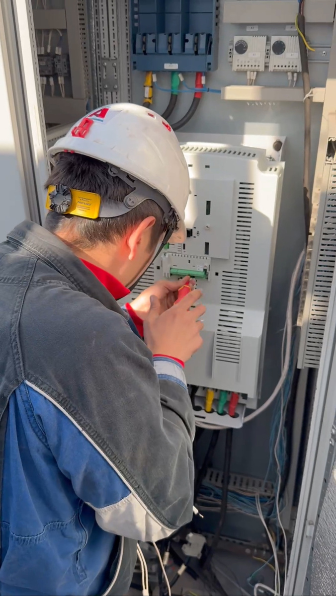 Системный подход к решению
Наш проект включал:
Поставку современного частотного преобразователя LS Electric
Установку тормозного блока и дополнительной платы энкодера
Интеграцию многоязычного LCD пульта управления
Корректировку электрических схем
Полный цикл пуско-наладочных работ
