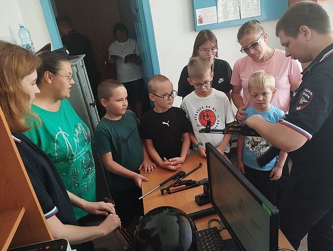 Сотрудник полиции показывает детям разбор автомата