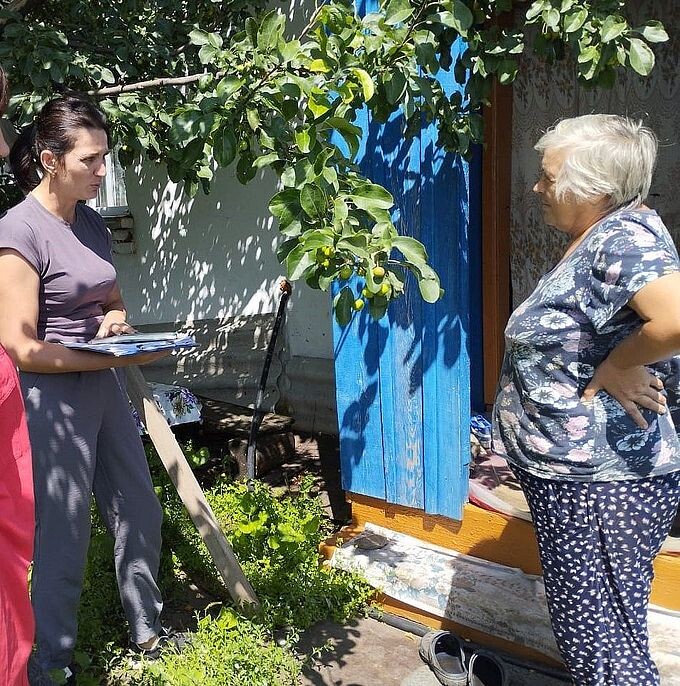 Самаркина Яна Валерьевна беседует с пожилой женщиной