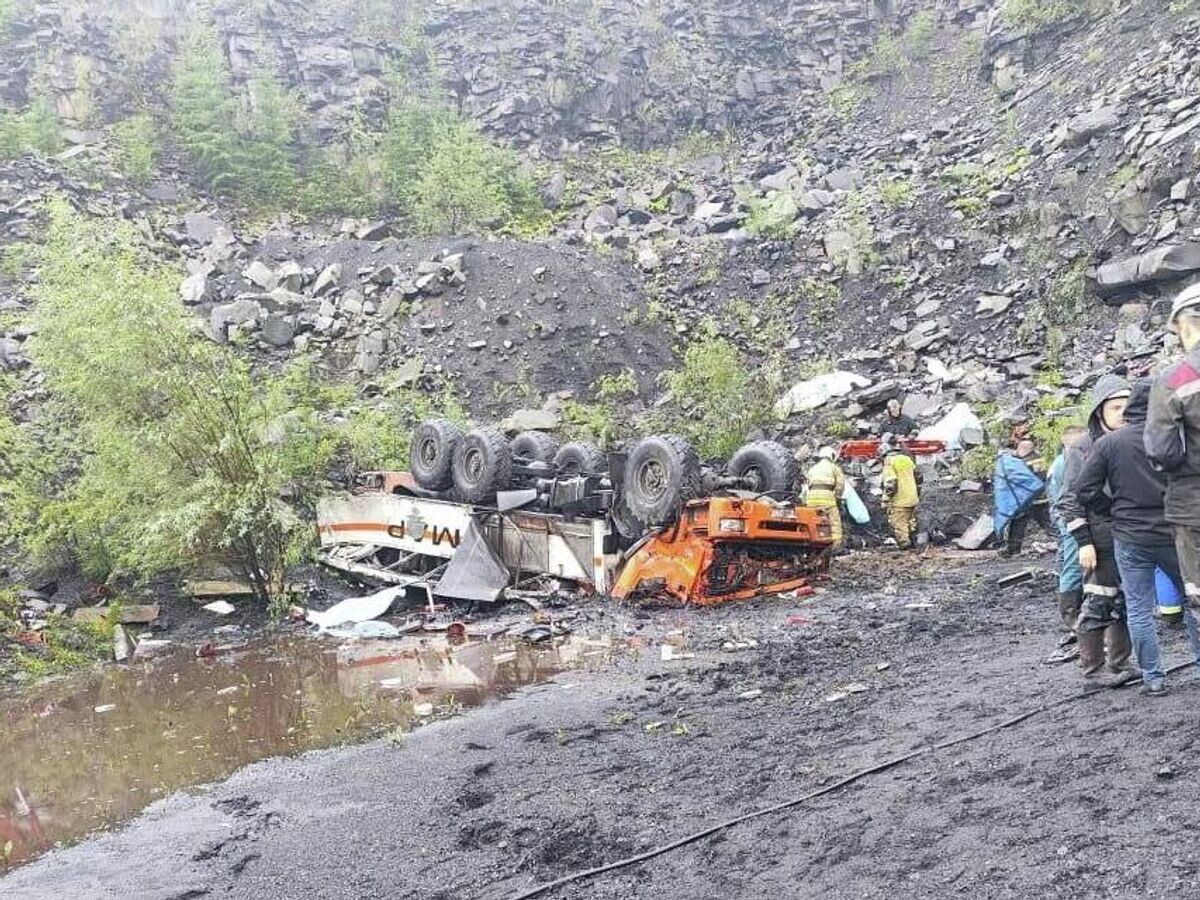    Спасатели на месте опрокидывания вахтового автобуса в Якутии© Фото : соцсети