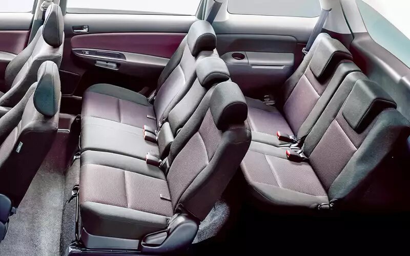    Место для седьмого пассажира на втором ряду довольно ущербное. Багажник тоже – около 200 л. Но сложенный задний ряд образует идеально ровный пол — получается огромный отсек.