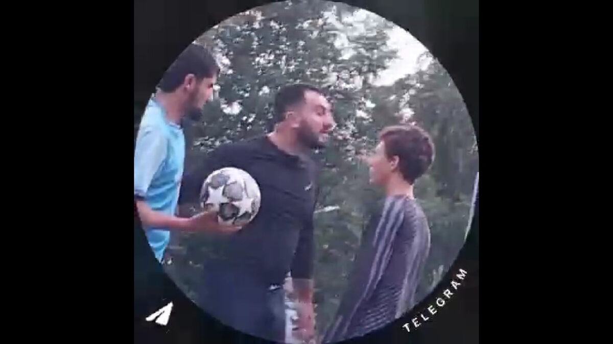 Взрослый мужчина с характерным акцентом и плохм русским угрожает школьнику. Скриншот из видео телеграм-канала "Плохие новости"