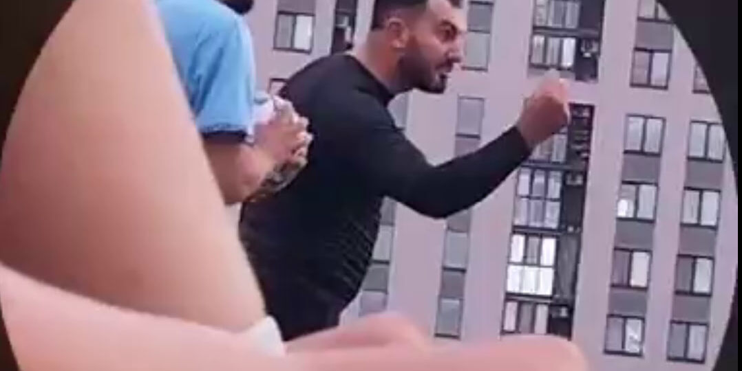 За полем забывает о правилах: мигрант объяснил мальчику, кто ведет игру