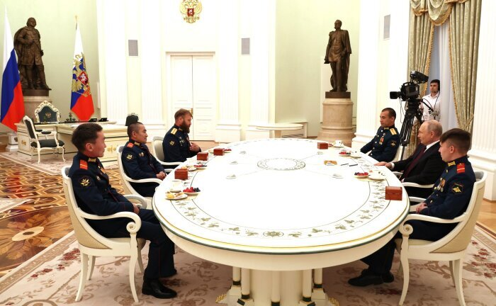 Экипаж танка "Алеша" в Кремле в ожидании встречи с президентом России / фото: сайт президента РФ 