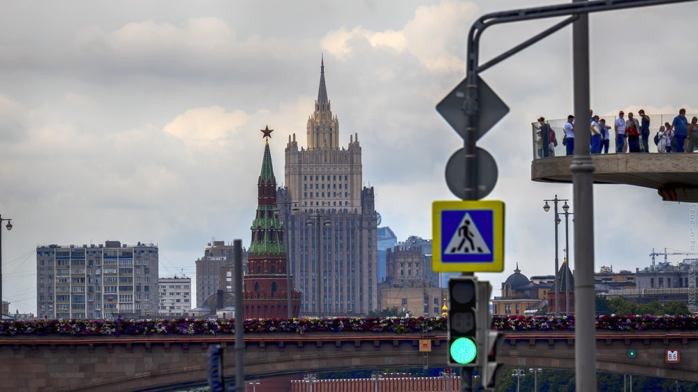 1. МИД, Водовзводная башня Кремля, Большой каменный и Парящий мосты, и прочее... © NickFW.ru — 4.7.25г.