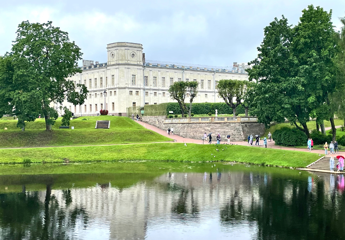 Две башни - Сигнальная и Часовая - придают дворцу вид рыцарского замка