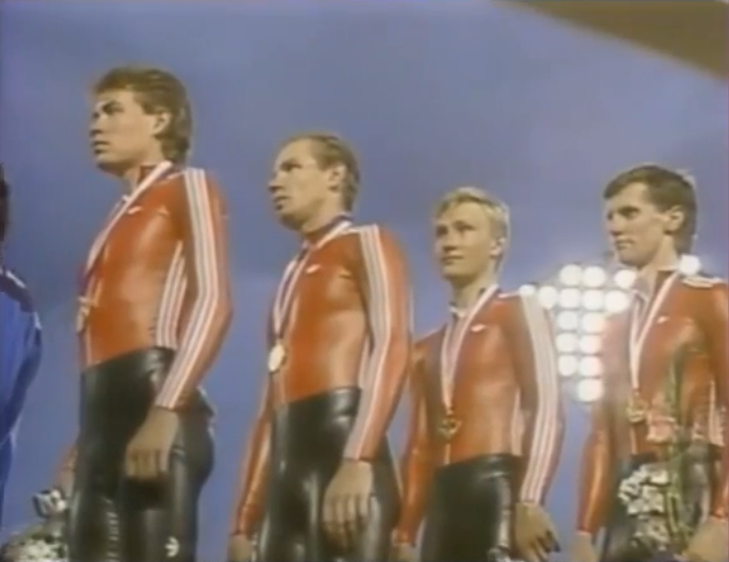 Сборная СССР по велоспорту на пьедестале почёта в Сеуле. Дмитрий Нелюбин второй справа