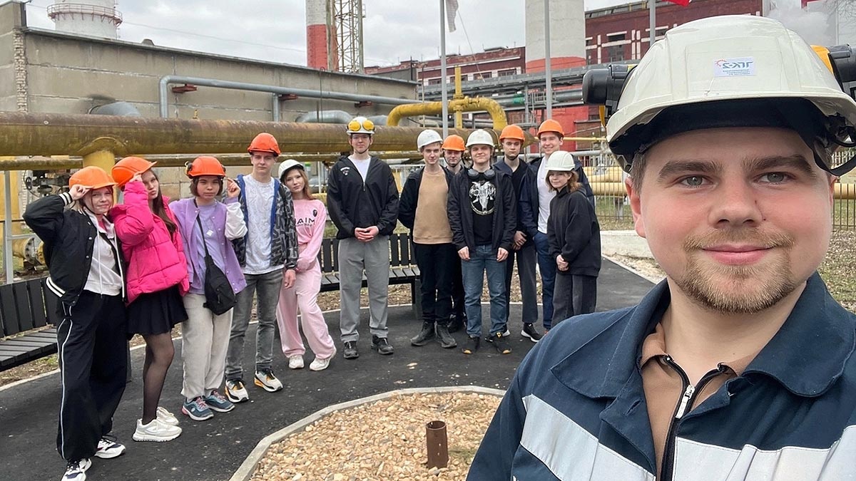    Даниил Широгоров и десятиклассники школы №41 на экскурсии по вологодской ТЭЦ. Фото: «ЭнергоЛаб» ВоГУ / vk.com/kaftgv_vogu35