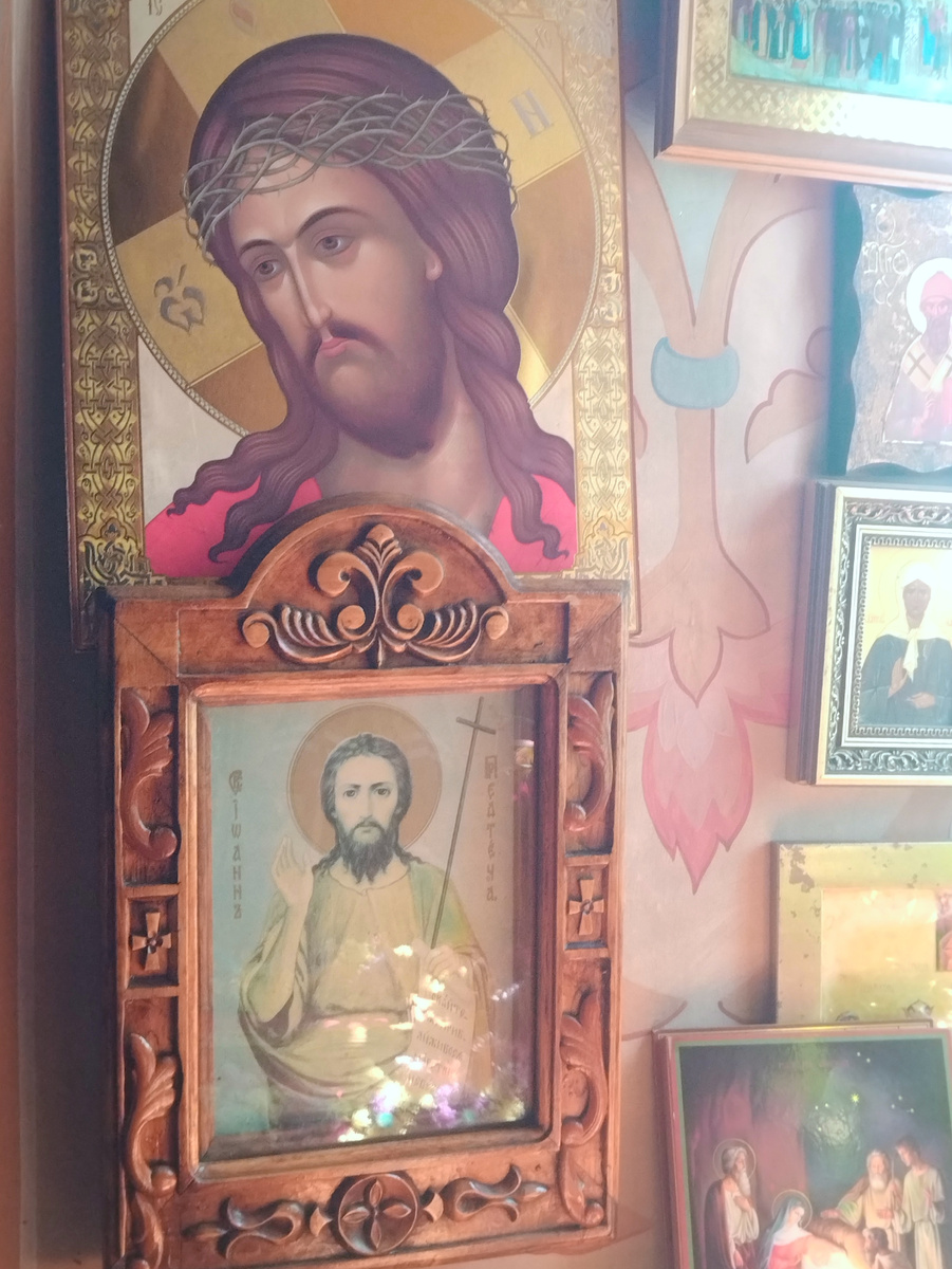 Оконная ниша храма Евфимия Суздальского, маленькая икона Иоанна Крестителя и место моего молитвенного воздыхания об одном из любимых сыновей...